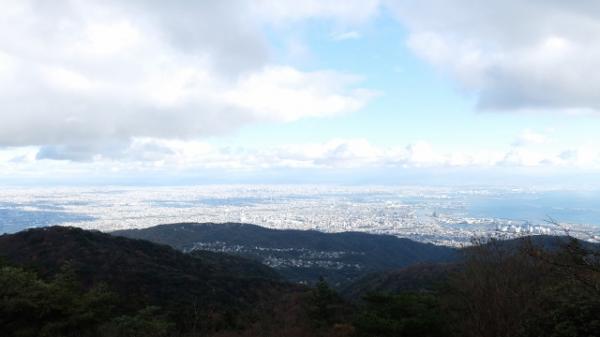 山頂直下から大阪方面。
